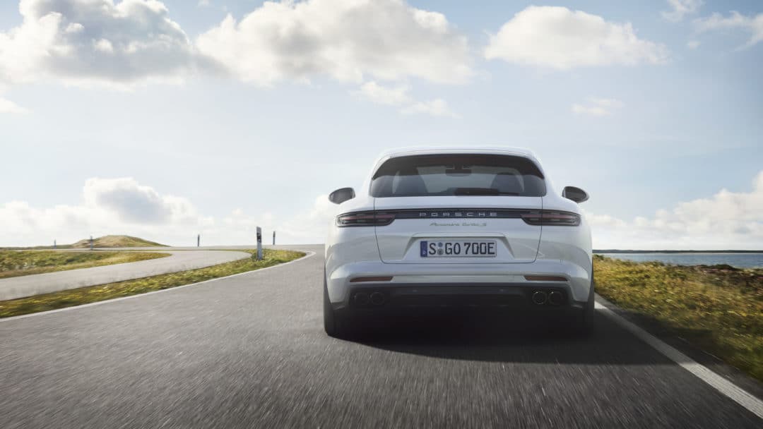 La Porsche Panamera et la future Porsche 911 type 992 ont le même bandeau lumineux à l'arrière 