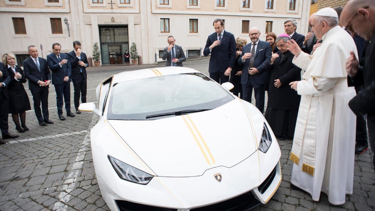 Pape François, nouveau caïd du Vatican avec sa Lamborghini Huracan !