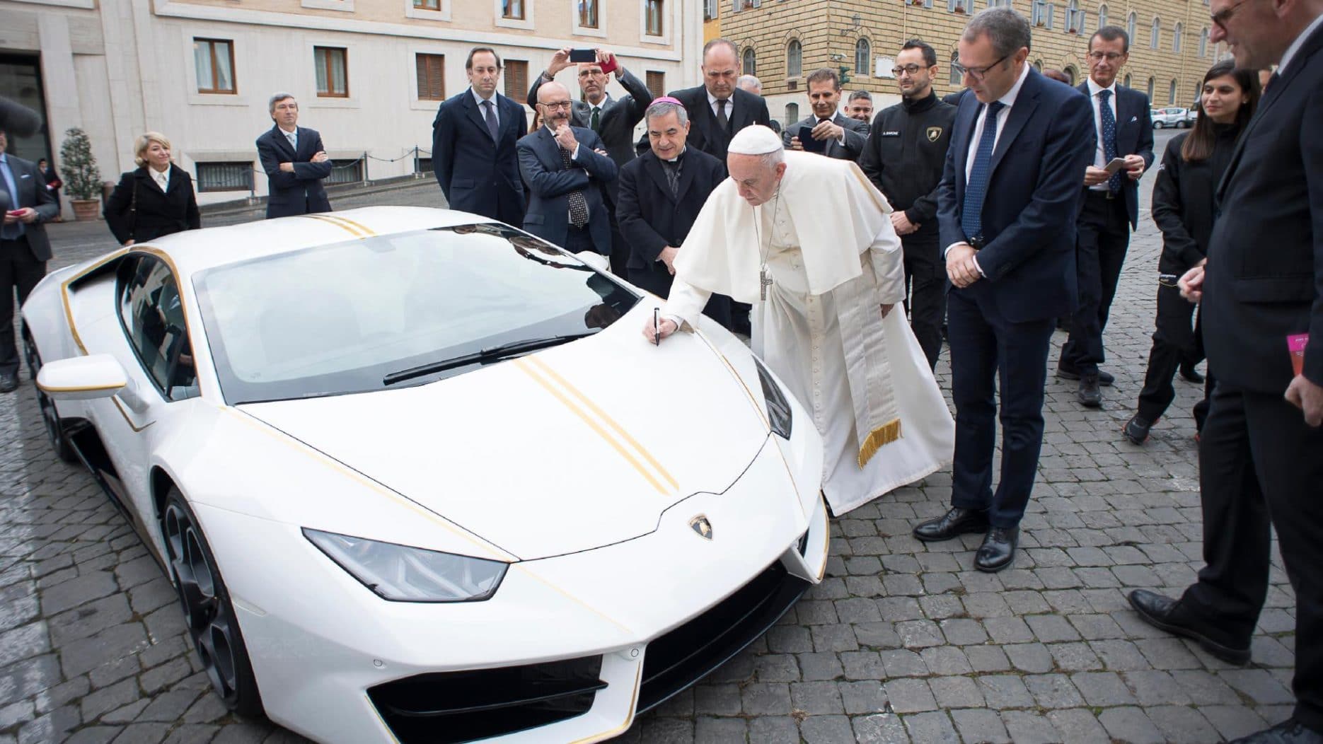 Pape François, nouveau caïd du Vatican avec sa Lamborghini Huracan !
