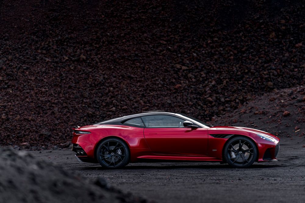 DBS Superleggera de profil