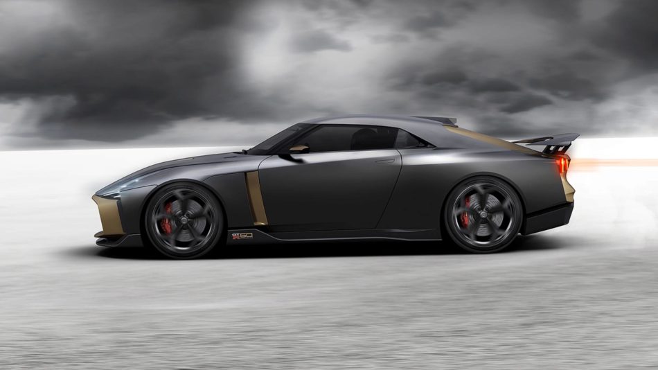 La nissan GT-R50 de profil