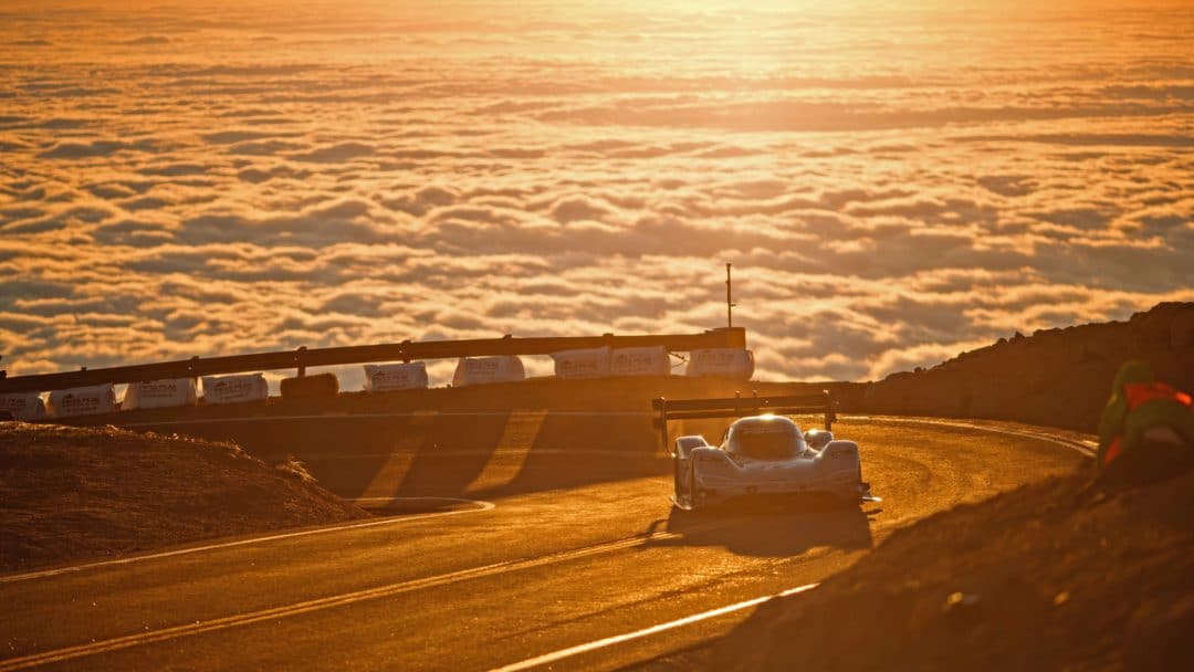 La Volkswagen ID-R au dessus des nuages pendant les essais.