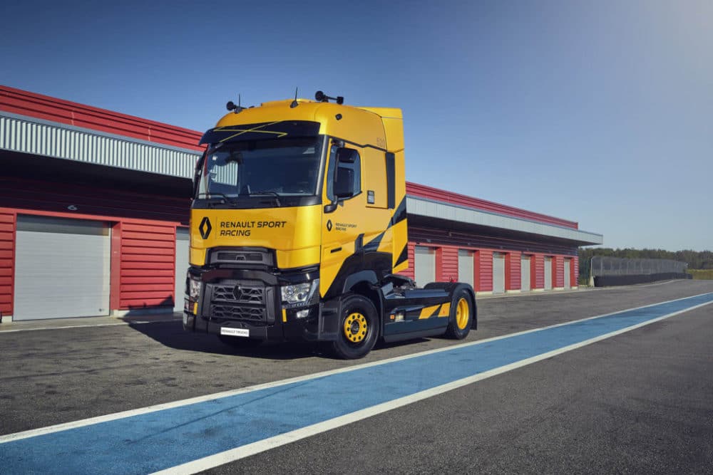 Renault Trucks T High RS Racing dans les stands