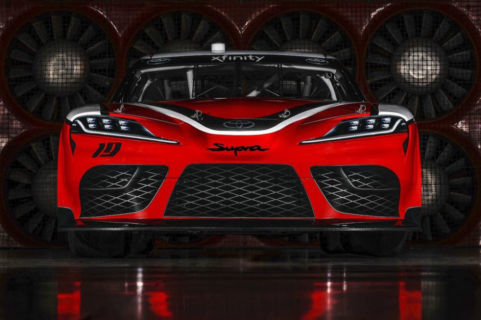 Toyota Supra Nascar de face