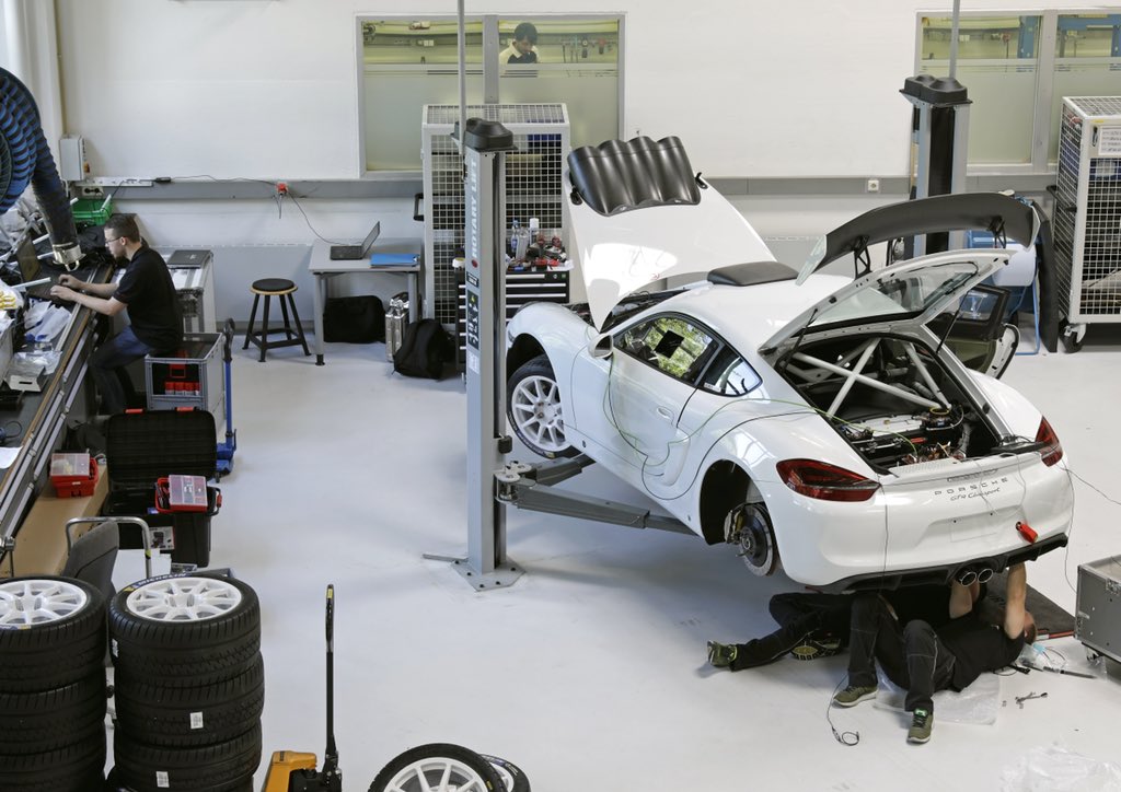 La Porsche Cayman RGT dans l'atelier