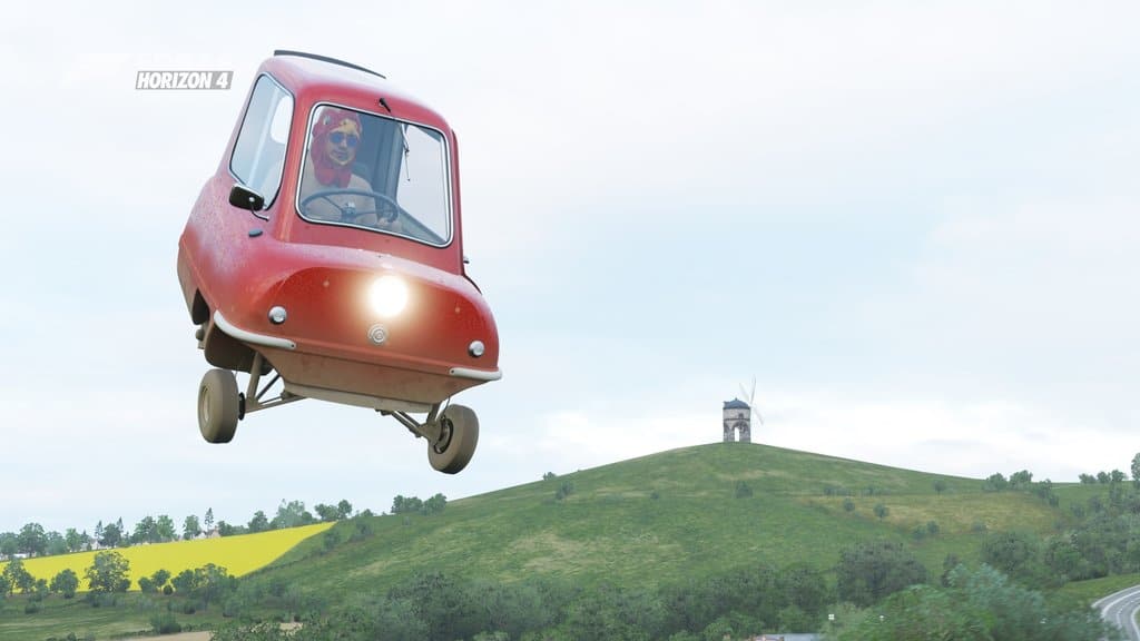 Un homme poulet volant dans une Peel P50. Normal ?