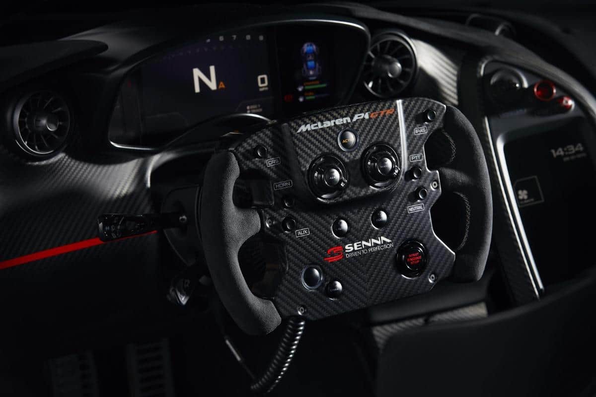 Intérieur volant de la McLaren P1 GTR "Senna"