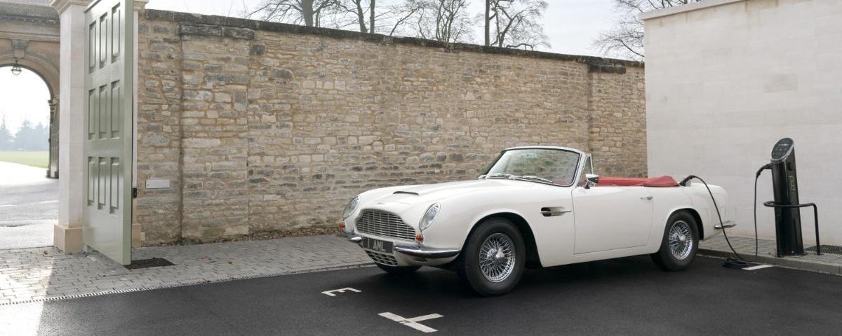 Aston Martin conversion électrique avec borne de rechargement