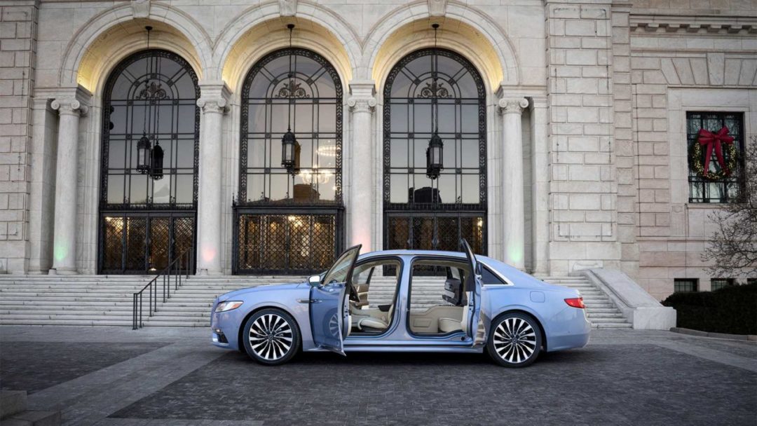 Lincoln Continental avec portes suicides