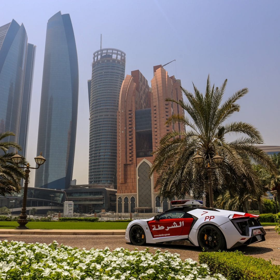 Lykan Hypersport de police dans le paysage de Dubaï