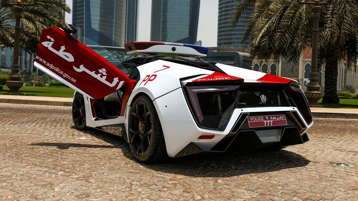 Lykan Hypersport de Police et porte ouverte.