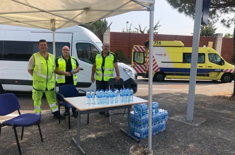 Vinci Autoroutes : distribution de bouteilles d'eau distribuées