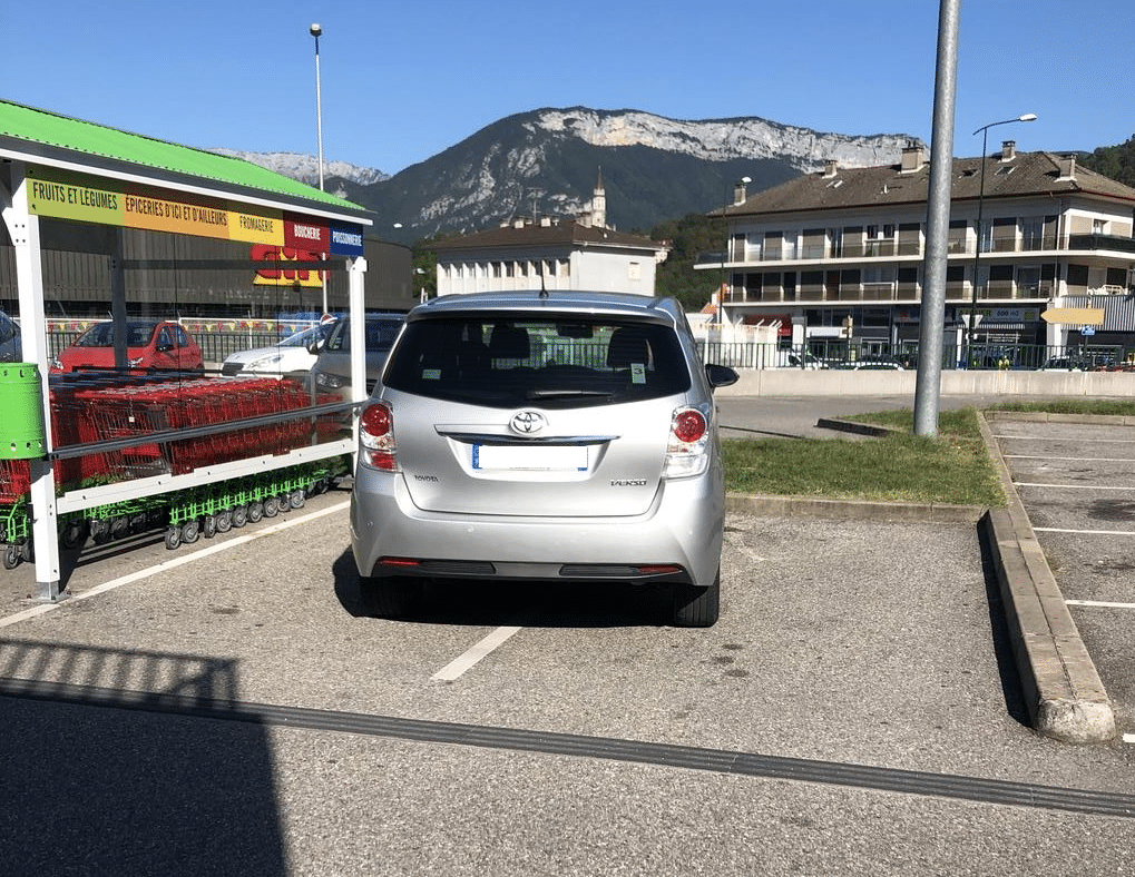 Voiture plaque dénoncer