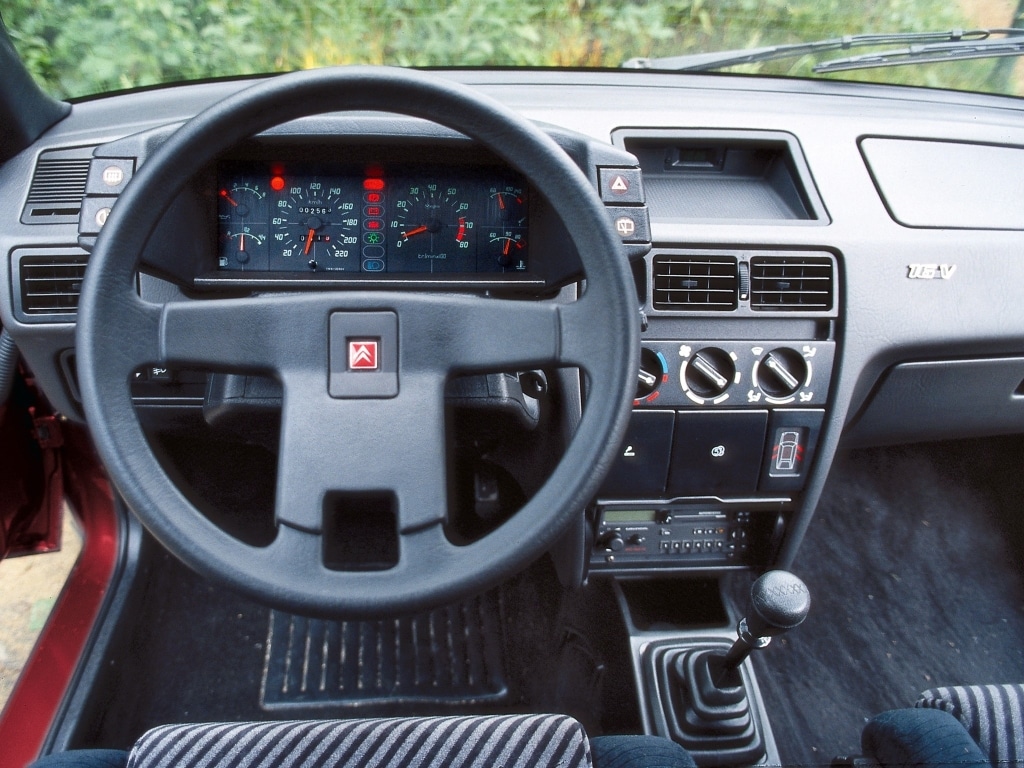 Au volant / Intérieur d'une Avant de la Citroën BX GTI 16S