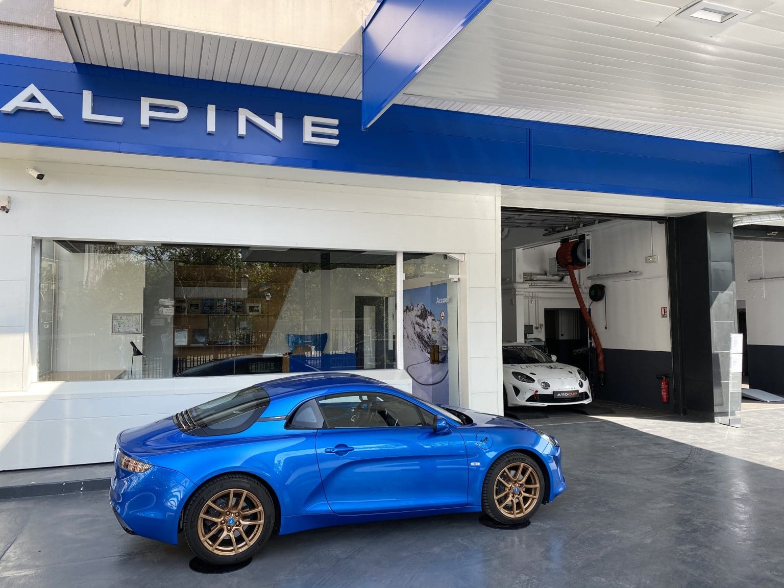 Alpine ouvre son premier atelier Alpine Service aux airs de restoroutier