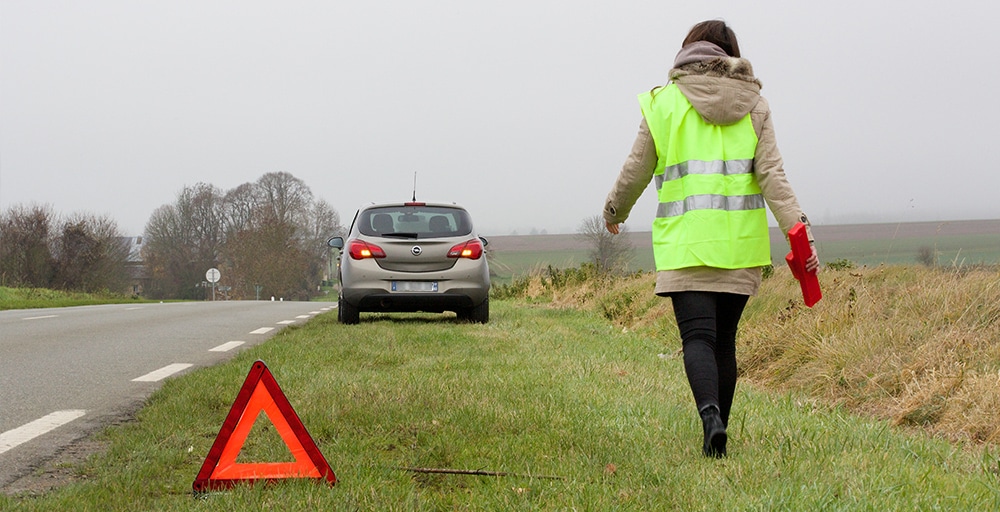 Voiture en panne au bord de la route