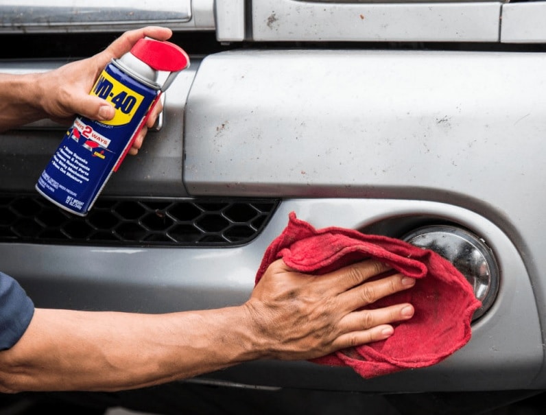 nettoyer et renover les plastiques de sa voiture avec le WD40 WD-40