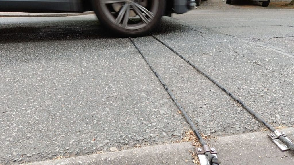 A quoi servent les câbles noirs sur la route ?