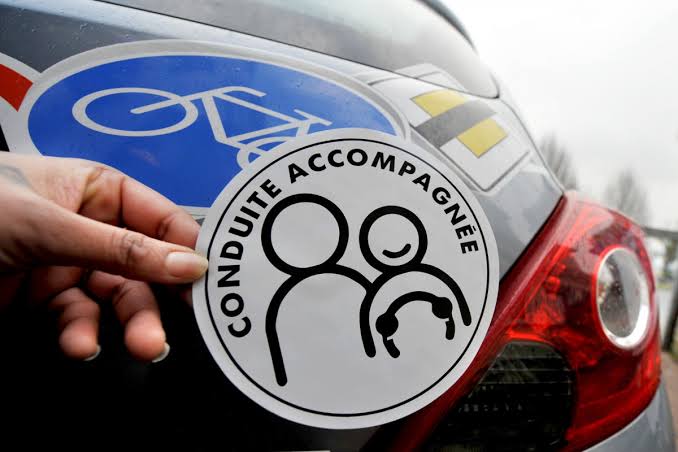 Conduite accompagnée dès 15 ans : apprentissage pratique, réussite au permis et réduction du risque d’accident chez les jeunes conducteurs.
