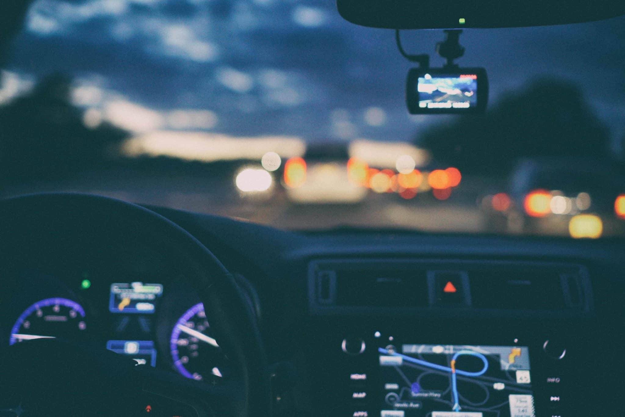Changement d’heure hiver 2026 : conseils de sécurité routière pour les automobilistes, piétons, cyclistes et utilisateurs de trottinettes.